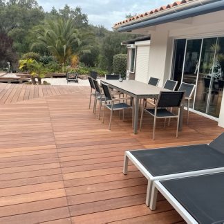 LAME DE TERRASSE MASSARANDUBA  BRUT PROFIL 1 FACE LISSE 1 FACE STRIEE 145x21x915mm  (+/- 3 mm)