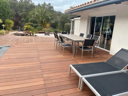 LAME DE TERRASSE MASSARANDUBA  BRUT PROFIL 1 FACE LISSE 1 FACE STRIEE 145x21x915mm  (+/- 3 mm)