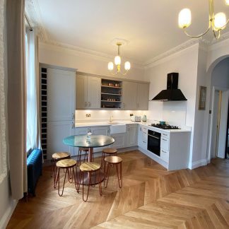 POINT DE HONGRIE CHENE  MASSIF VILLAGE NATURE VERNI  90mm x 14mm x 700mm GO-4 VIEILLI BORDS MARTELÉS