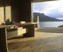 Sol en parquet vieilli à l’ancienne pour une maison à l’esprit campagne chic. Parquet vieilli à l’ancienne dans une maison de campagne rénovée