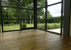 Parquet vieilli à l’ancienne dans une maison rénovée avec goût. Parquet vieilli à l’ancienne posé dans une maison rénovée au style ancien