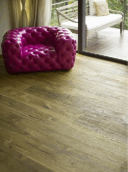 Un parquet vieilli à l’ancienne pour une atmosphère chaleureuse et authentique. Parquet vieilli à l’ancienne en bois brut dans une maison chaleureuse