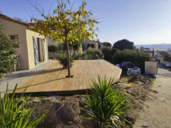 Lame de terrasse en bois naturel pour un extérieur chaleureux et moderne. Lame de terrasse bois naturel devant une maison contemporaine