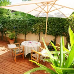 Terrasse en lames de bois naturel autour d’une maison contemporaine. Lames de terrasse en bois naturel posées devant une maison moderne