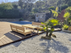 Lame de terrasse naturelle pour un extérieur chaleureux et moderne. Lame de terrasse bois naturel devant une maison moderne