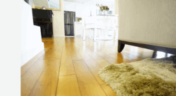 Sol en parquet bois exotique pour une ambiance chaleureuse et conviviale. Parquet bois exotique dans une maison avec décoration chaleureuse