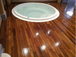 Parquet haut de gamme en bois exotique pour un intérieur élégant. Parquet en bois exotique dans un intérieur moderne et élégant