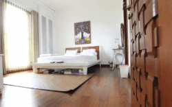 Chambre parentale avec parquet en bois exotique pour une ambiance zen. Chambre parentale zen avec parquet en bois exotique
