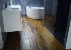 Parquet en bois exotique résistant à l’humidité dans une salle de bain moderne. Parquet en bois exotique dans une salle de bain moderne et durable