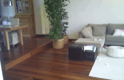 Parquet en bois exotique apportant chaleur et caractère à votre maison. Parquet en bois exotique posé dans un salon lumineux