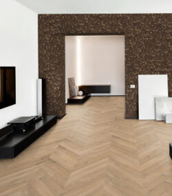 Parquet en Point de Hongrie naturel, apportant charme et prestige à votre intérieur. Parquet en Point de Hongrie naturel dans une maison lumineuse et élégante