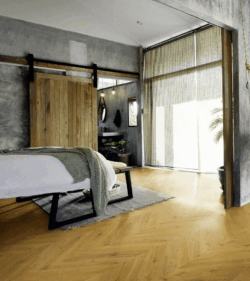 Parquet Point de Hongrie apportant charme et élégance à la chambre. Parquet Point de Hongrie dans une chambre élégante et lumineuse