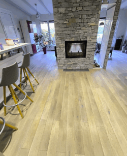 Sol stratifié effet bois apportant chaleur et modernité à la maison. Sol stratifié effet bois dans une maison moderne et lumineuse