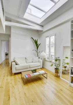 Parquet massif naturel apportant chaleur et authenticité à votre salon. Parquet massif naturel dans un salon lumineux et chaleureux