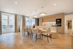 Parquet bâton rompu sublimant une cuisine ouverte moderne et lumineuse. Parquet bâton rompu naturel dans une cuisine ouverte contemporaine