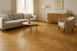 Parquet à bâton rompu naturel apportant chaleur et style à votre salon. Parquet à bâton rompu naturel dans un salon lumineux